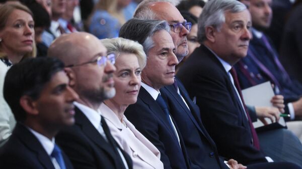 O secretário de Estado dos EUA, Anthony Blinken, senta-se ao lado do primeiro-ministro da Grã-Bretanha, Rishi Sunak, do primeiro-ministro da Ucrânia, Denys Shmyhal, do ministro das Relações Exteriores da Itália, Antonio Tajani, do presidente da Estônia, Alar Karis e da presidente da Comissão Europeia, Ursula von der Leyen no primeiro dia da Conferência de Recuperação da Ucrânia em Londres em 21 de junho de 2023 - Sputnik Brasil