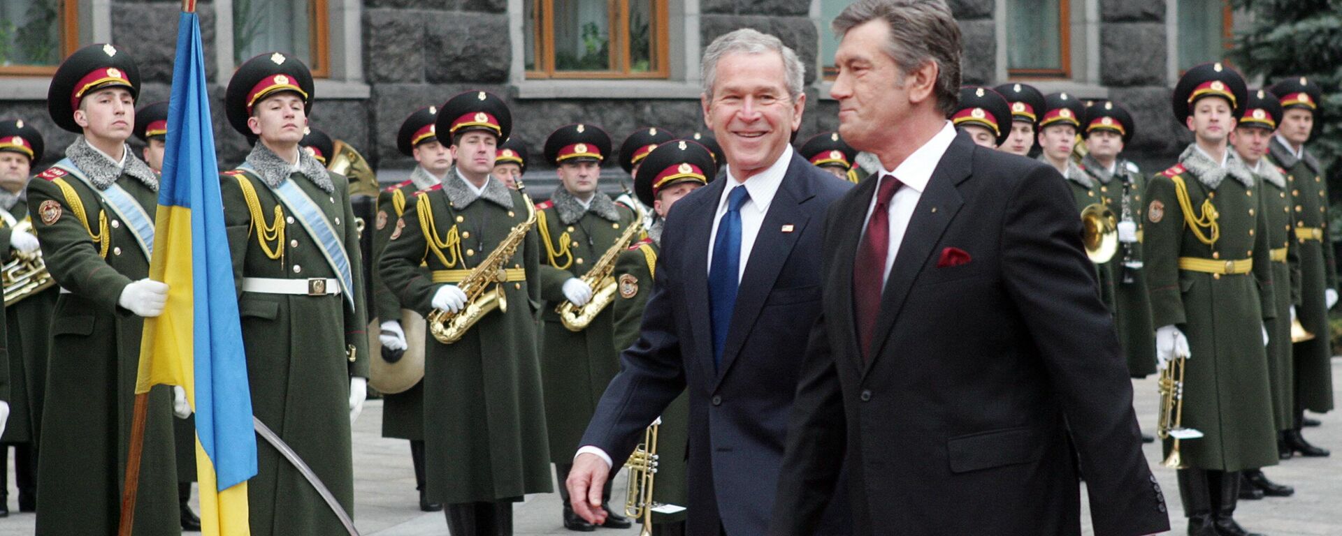 O presidente ucraniano, Viktor Yushchenko, e seu colega americano, George W. Bush, caminham em frente a uma guarda de honra durante uma cerimônia de boas-vindas em Kiev em 1º de abril de 2008. Bush chegou naquela época à Ucrânia  no início de uma turnê que o levará a uma cúpula da aliança militar da OTAN em 2 e 4 de abril de 2008 na Romênia e depois à Rússia para conversas individuais com o presidente Vladimir Putin. - Sputnik Brasil, 1920, 23.06.2023