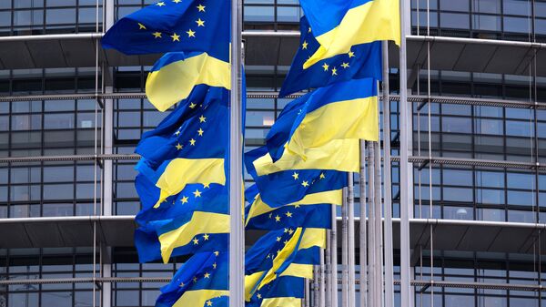 Bandeiras da União Europeia e da Ucrânia tremulando junto do Parlamento Europeu em Estrasburgo, França, 24 de fevereiro de 2023 - Sputnik Brasil
