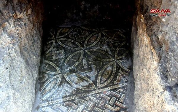 Antigo mosaico bizantino descoberto em al-Rastan, província de Homs, Síria - Sputnik Brasil
