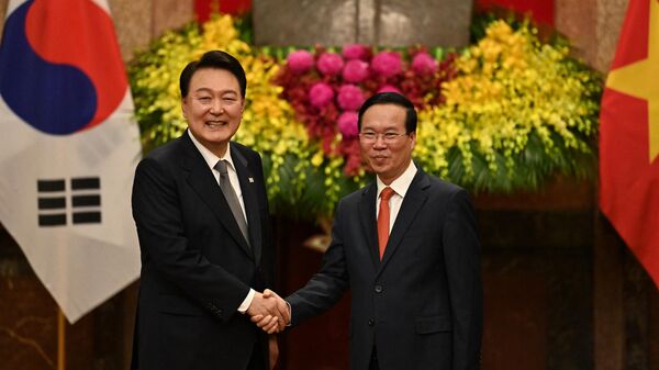 O presidente da Coreia do Sul, Yoon Suk Yeol (esquerda), e o presidente do Vietnã, Vo Van Thuong, apertam as mãos durante uma cerimônia de boas-vindas no Palácio Presidencial em Hanói em 23 de junho de 2023 - Sputnik Brasil