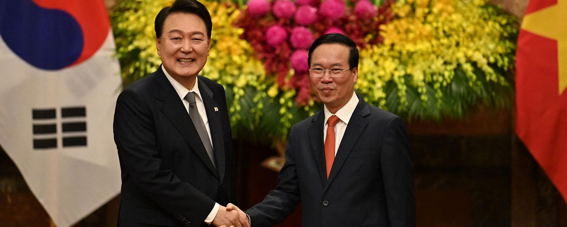 O presidente da Coreia do Sul, Yoon Suk Yeol (esquerda), e o presidente do Vietnã, Vo Van Thuong, apertam as mãos durante uma cerimônia de boas-vindas no Palácio Presidencial em Hanói em 23 de junho de 2023 - Sputnik Brasil, 1920, 24.06.2023