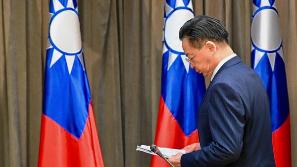 O ministro das Relações Exteriores de Taiwan, Joseph Wu, chega para uma coletiva de imprensa em Taipé, 26 de março de 2023 - Sputnik Brasil
