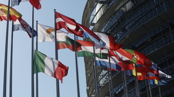Bandeira de Itália é hasteada a meio mastro para homenagear o falecido primeiro-ministro italiano Silvio Berlusconi, junto de outras bandeiras da União Europeia, no Parlamento Europeu em Estrasburgo, França, 14 de junho de 2023 - Sputnik Brasil