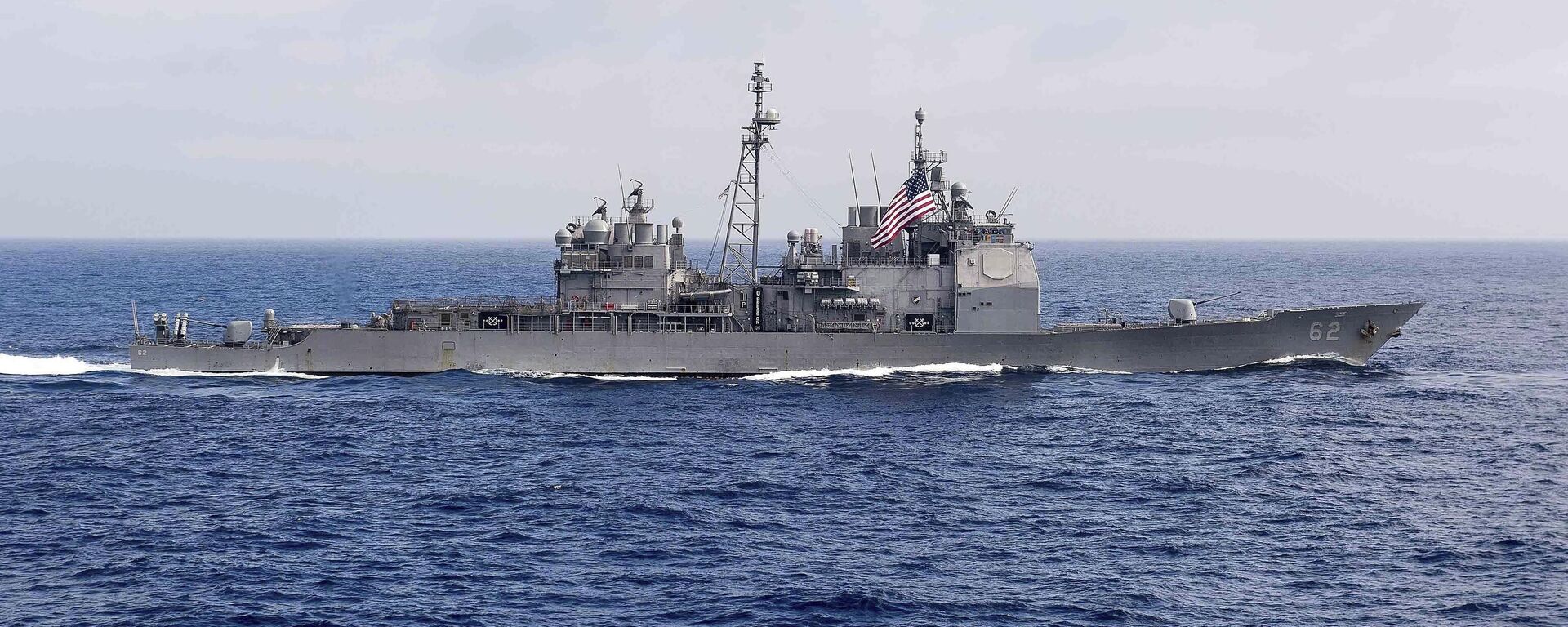 O cruzador de mísseis guiados da classe Ticonderoga, o USS Robert Smalls, navega no mar das Filipinas, 18 de junho de 2016. - Sputnik Brasil, 1920, 09.11.2023