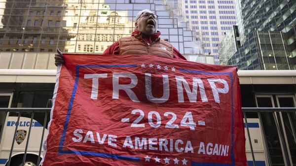 Um apoiador do ex-presidente Donald Trump protesta do lado de fora da Trump Tower, em Nova York, em 3 de abril de 2023 - Sputnik Brasil