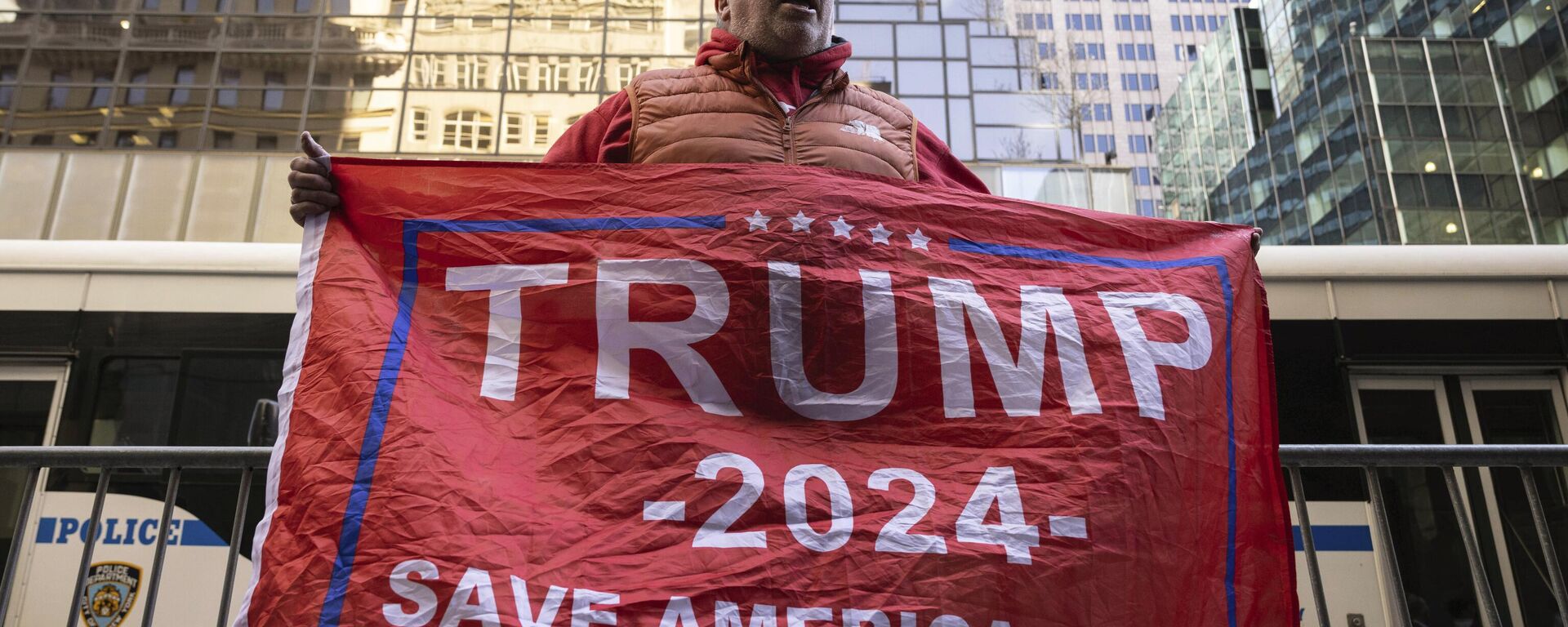 Um apoiador do ex-presidente Donald Trump protesta do lado de fora da Trump Tower, em Nova York, em 3 de abril de 2023 - Sputnik Brasil, 1920, 04.10.2023