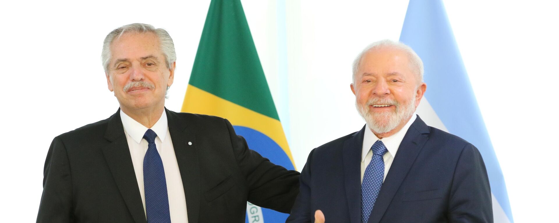O presidente Luiz Inácio Lula da Silva (D) recebe seu homólogo da Argentina, Alberto Fernández (E), no Palácio do Brasil, Brasília, 26 de junho de 2023 - Sputnik Brasil, 1920, 26.06.2023