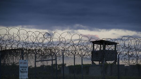 Nesta foto revisada por oficiais militares dos EUA, o sol se põe atrás do campo de detenção X-Ray, já fechado, na base naval da Baía de Guantánamo, Cuba, 17 de abril de 2019 - Sputnik Brasil