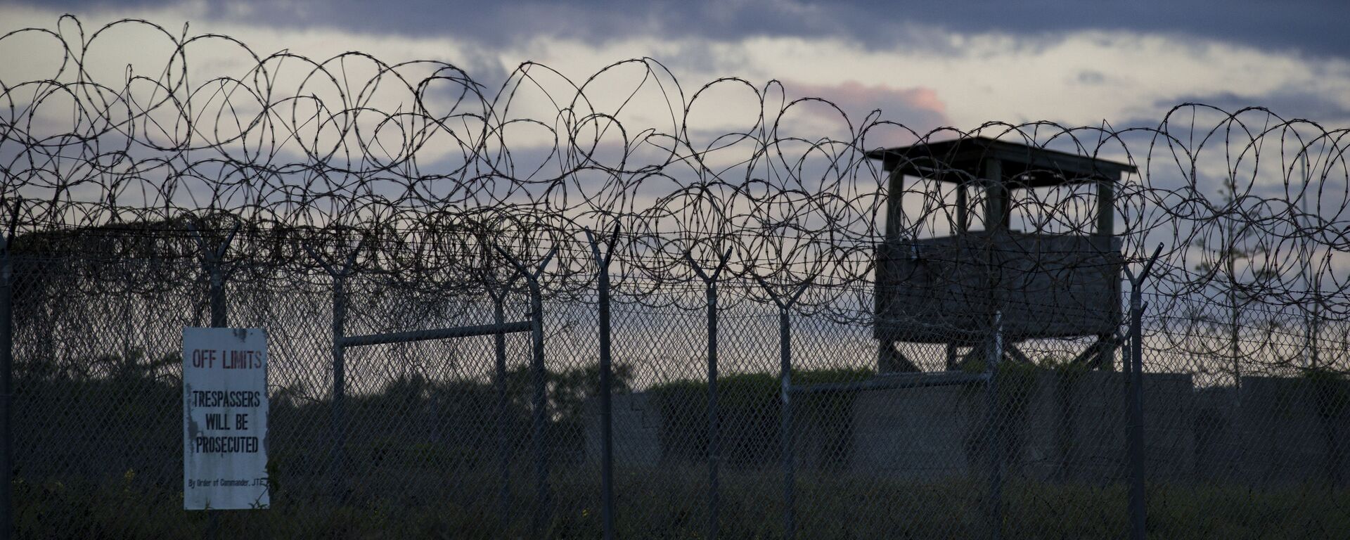 Nesta foto revisada por oficiais militares dos EUA, o sol se põe atrás do campo de detenção X-Ray, já fechado, na base naval da Baía de Guantánamo, Cuba, 17 de abril de 2019 - Sputnik Brasil, 1920, 26.06.2023