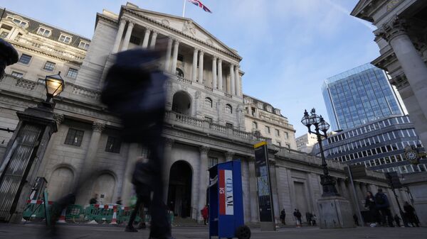 Pessoas passam em frente ao Banco da Inglaterra em Londres. Reino Unido, 2 de fevereiro de 2023 - Sputnik Brasil