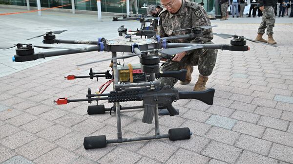 Um soldado sul-coreano verifica um drone equipado com rifles durante um exercício antiterror no centro de exposições Kintex em Goyang, 27 de outubro de 2022 - Sputnik Brasil