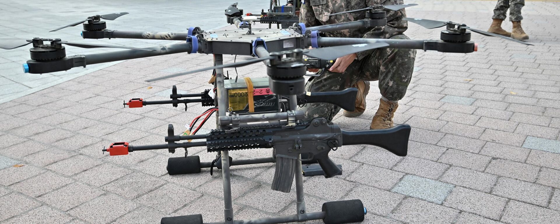 Um soldado sul-coreano verifica um drone equipado com rifles durante um exercício antiterror no centro de exposições Kintex em Goyang, 27 de outubro de 2022 - Sputnik Brasil, 1920, 27.06.2023