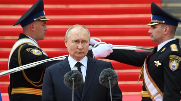 O presidente russo, Vladimir Putin, faz discurso aos militares, às forças policiais e a outras agências de segurança que ajudaram a parar a rebelião armada na Praça da Catedral, no Kremlin, em 27 de junho - Sputnik Brasil