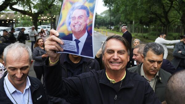 O ex-presidente brasileiro Jair Bolsonaro gesticula após um evento realizado pelo Partido Liberal no Auditório Dante Barone em Porto Alegre, Brasil, em 23 de junho de 2023 - Sputnik Brasil