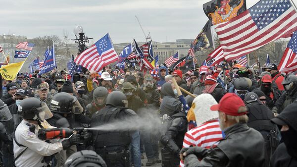 Apoiadores de Trump entram em confronto com a polícia e as forças de segurança enquanto as pessoas tentam invadir o Capitólio dos EUA em Washington, DC, 6 de janeiro de 2021 - Sputnik Brasil