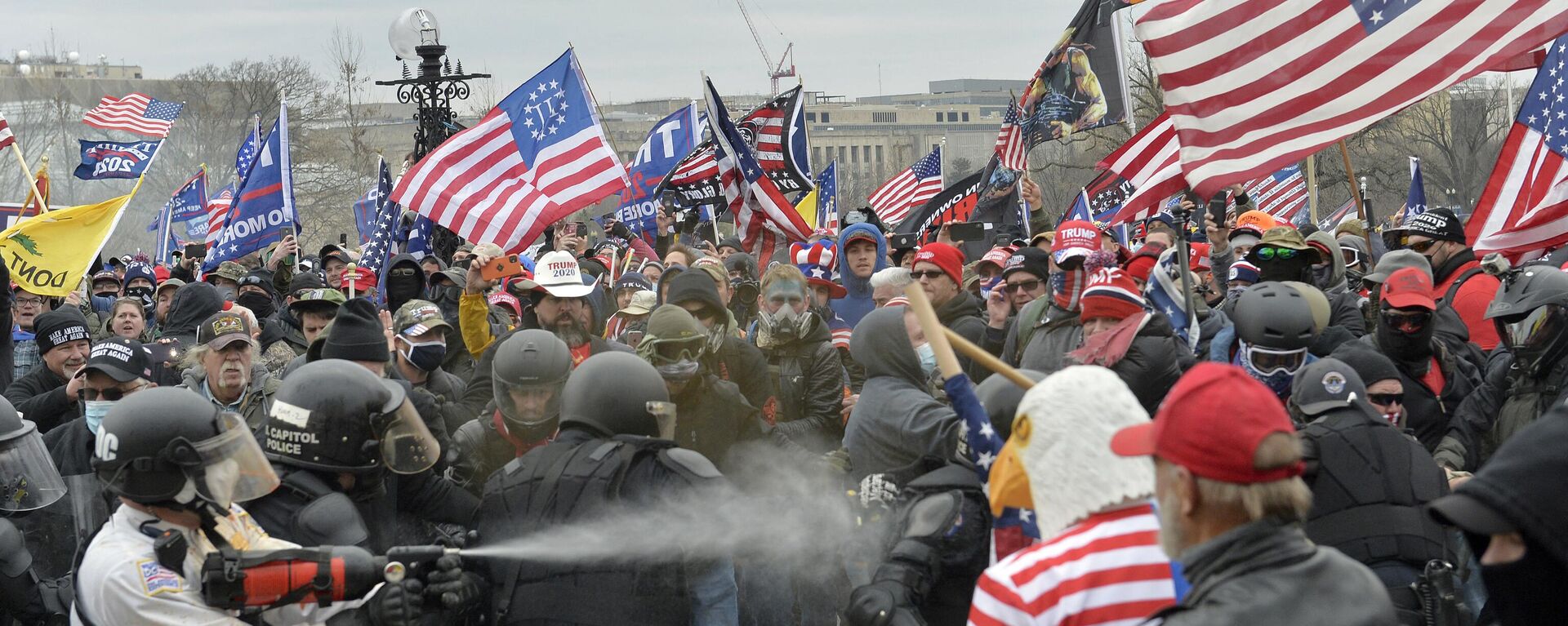 Apoiadores de Trump entram em confronto com a polícia e as forças de segurança enquanto as pessoas tentam invadir o Capitólio dos EUA em Washington, DC, 6 de janeiro de 2021 - Sputnik Brasil, 1920, 28.06.2023