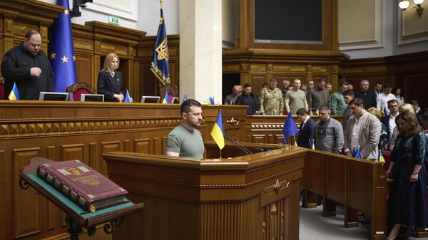 O presidente ucraniano Vladimir Zelensky, ao centro, e os legisladores fazem um minuto de silêncio para comemorar os soldados mortos durante combates com as tropas russas enquanto ele visita uma sessão do parlamento ucraniano, Kiev, Ucrânia, 28 de junho de 2023 - Sputnik Brasil