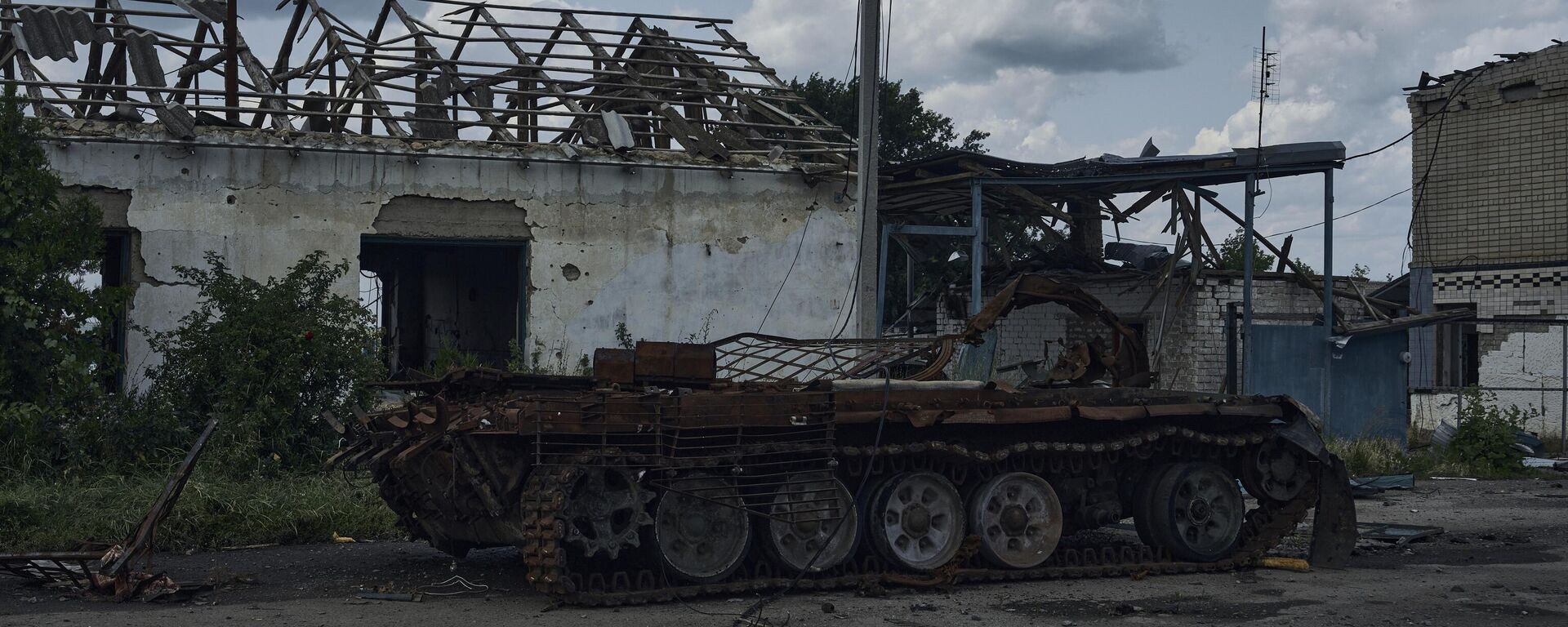 Blindado danificado é visto no vilarejo de Kozatskoe, local de ferozes batalhas na Ucrânia, 27 de junho de 2023. - Sputnik Brasil, 1920, 01.04.2024