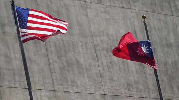 Bandeiras dos EUA (E) e de Taiwan - Sputnik Brasil