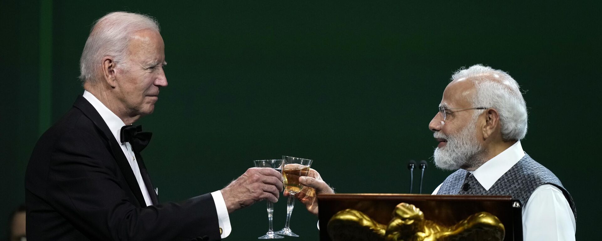 O primeiro-ministro da Índia, Narendra Modi, oferece um brinde durante um jantar de estado com o presidente Joe Biden na Casa Branca em Washington, 22 de junho de 2023 - Sputnik Brasil, 1920, 28.06.2023