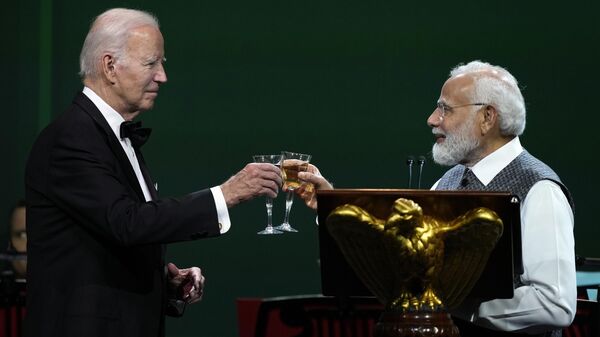 O primeiro-ministro da Índia, Narendra Modi, oferece um brinde durante um jantar de estado com o presidente Joe Biden na Casa Branca em Washington, 22 de junho de 2023 - Sputnik Brasil