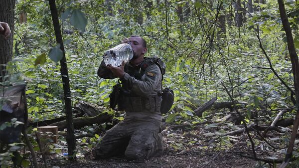 Soldado ucraniano bebe água na linha de frente perto de Kremennaya, 8 de junho de 2023. - Sputnik Brasil