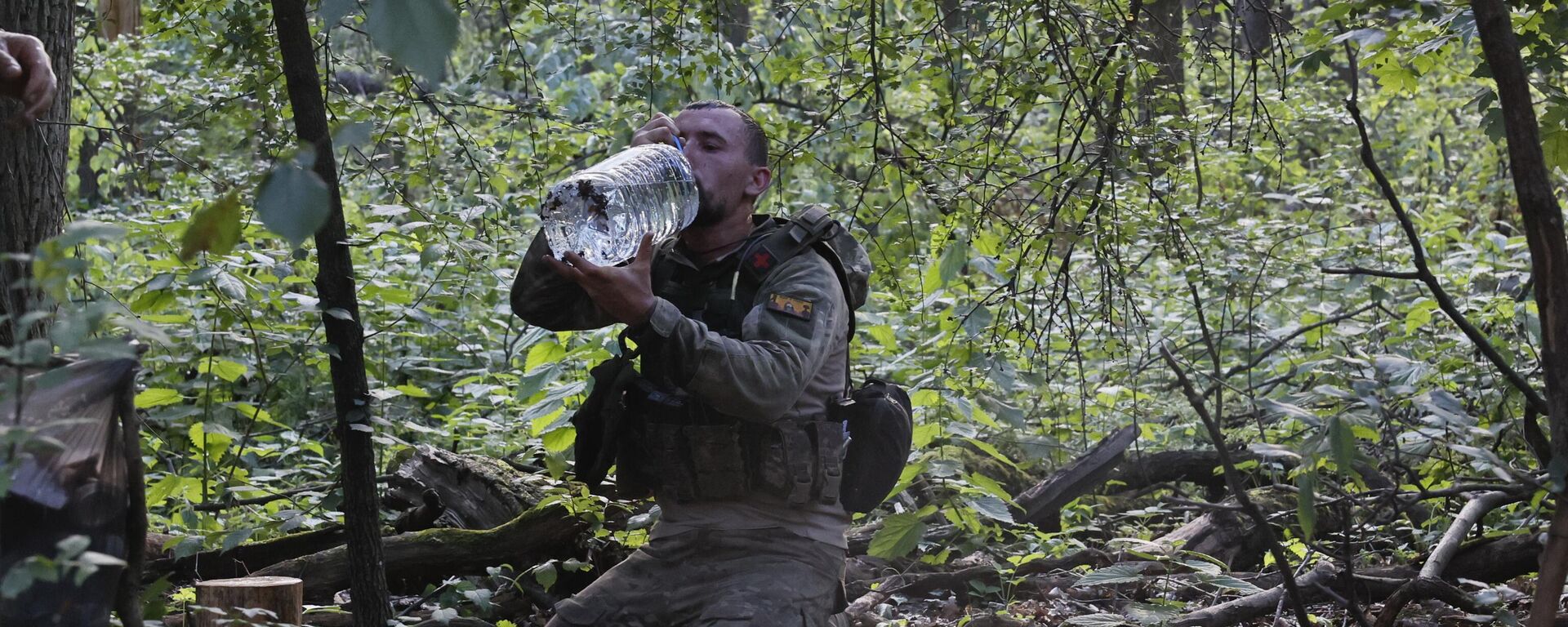 Soldado ucraniano bebe água na linha de frente perto de Kremennaya, 8 de junho de 2023. - Sputnik Brasil, 1920, 29.06.2023