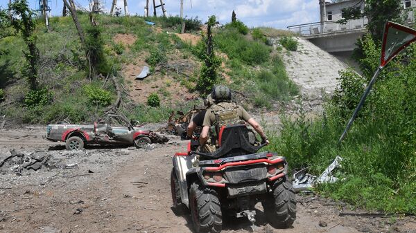 Soldados das Forças Armadas russas andam em um quadriciclo na área tática de Artyomovsk (Bakhmut, na denominação ucraniana). - Sputnik Brasil