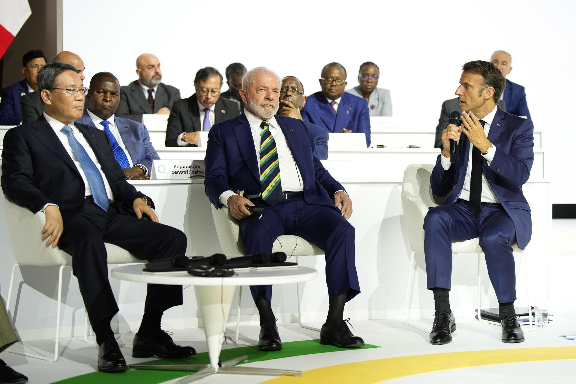 O presidente francês Emmanuel Macron, à direita, fala enquanto o presidente brasileiro Luiz Inácio Lula da Silva, ao centro, e o primeiro-ministro da China, Li Qiang, ouvem durante a sessão de encerramento da Cúpula do Novo Pacto Financeiro Global, 23 de junho de 2023 - Sputnik Brasil, 1920, 10.02.2024
