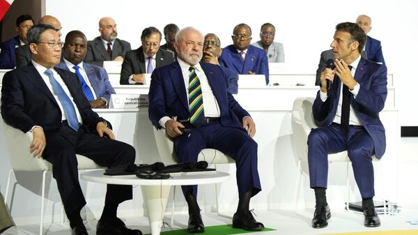 O presidente francês Emmanuel Macron, à direita, fala enquanto o presidente brasileiro Luiz Inácio Lula da Silva, ao centro, e o primeiro-ministro da China, Li Qiang, ouvem durante a sessão de encerramento da Cúpula do Novo Pacto Financeiro Global, sexta-feira, 23 de junho de 2023 - Sputnik Brasil