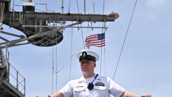 Oficial da Marinha dos EUA no convés do cruzador de mísseis guiados USS Robert Smalls durante visita ao porto de Danang, Vietnã, 26 de junho de 2023 - Sputnik Brasil
