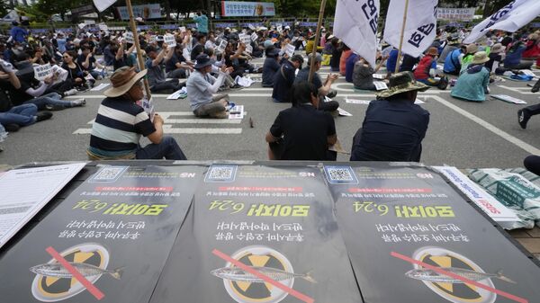 Pescadores sul-coreanos fazem manifestação contra a planejada liberação de água radioativa tratada da usina nuclear destruída de Fukushima, em frente à Assembleia Nacional em Seul, Coreia do Sul, 12 de junho de 2023 - Sputnik Brasil