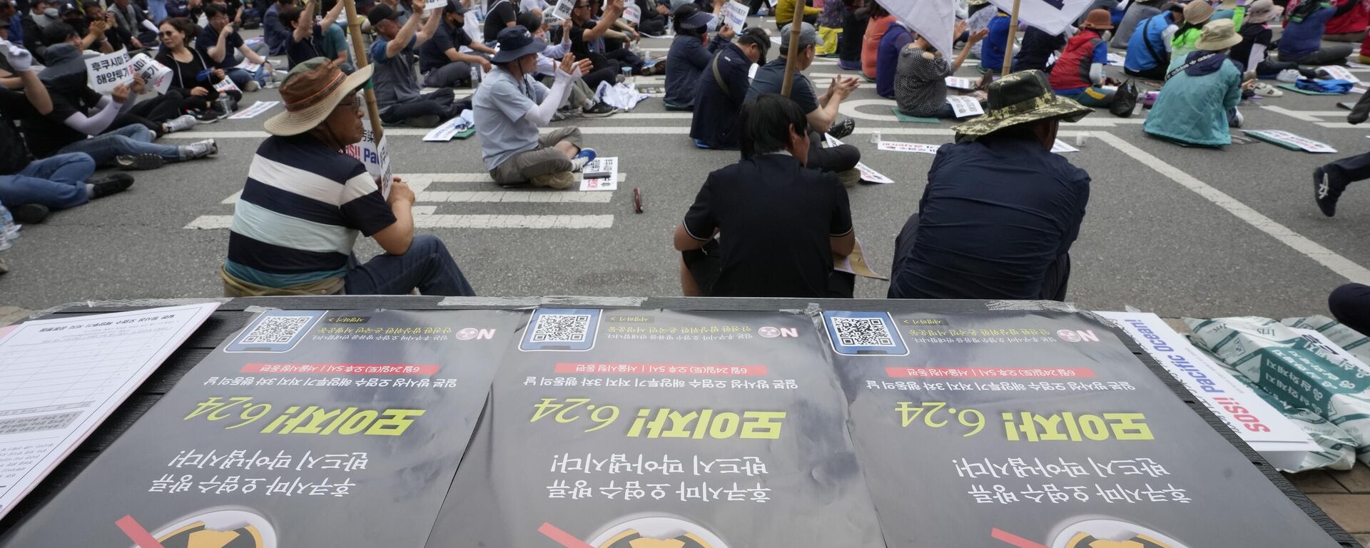 Pescadores sul-coreanos fazem manifestação contra a planejada liberação de água radioativa tratada da usina nuclear destruída de Fukushima, em frente à Assembleia Nacional em Seul, Coreia do Sul, 12 de junho de 2023 - Sputnik Brasil, 1920, 29.06.2023