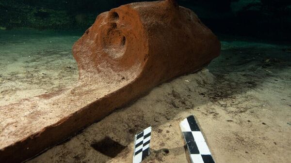 Uma antiga canoa foi encontrada debaixo d'água dentro de um sumidouro mexicano perto da cidade maia em ruínas de Chichén Itzá  - Sputnik Brasil