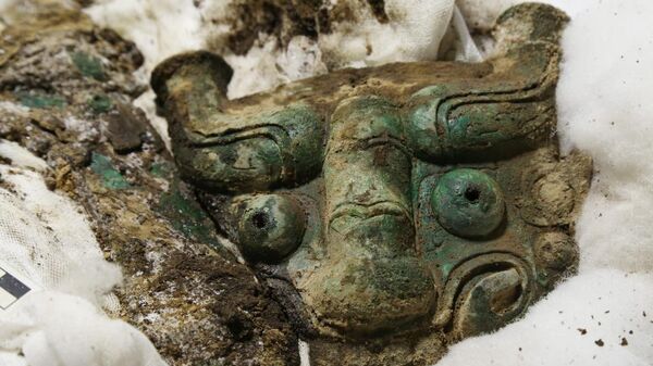 Foram recuperados centenas de artefatos, como vasos, cerâmicas pintadas e ornamentos com pedaços de jade - Sputnik Brasil