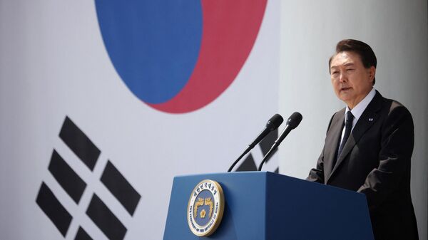 Yoon Suk Yeol, presidente da Coreia do Sul, dá discurso durante cerimônia que marca o 68º Dia do Memorial, no cemitério nacional de Seul, Coreia do Sul, 6 de junho de 2023 - Sputnik Brasil
