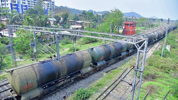 Trem petroleiro passa perto da Refinaria Guwahati operada pela Indian Oil Corporation, em Guwahati, Índia, 30 de março de 2023 - Sputnik Brasil