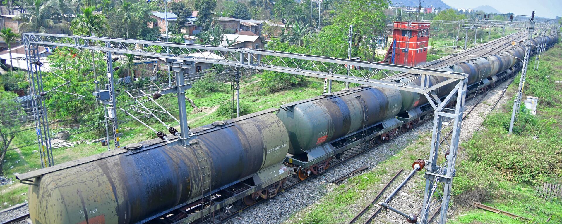Trem petroleiro passa perto da Refinaria Guwahati operada pela Indian Oil Corporation, em Guwahati, Índia, 30 de março de 2023 - Sputnik Brasil, 1920, 03.07.2023