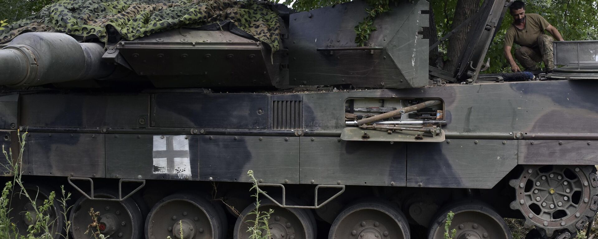 Soldados ucranianos consertam tanque Leopard 2 na região de Zaporozhie, 21 de junho de 2023 - Sputnik Brasil, 1920, 03.07.2023