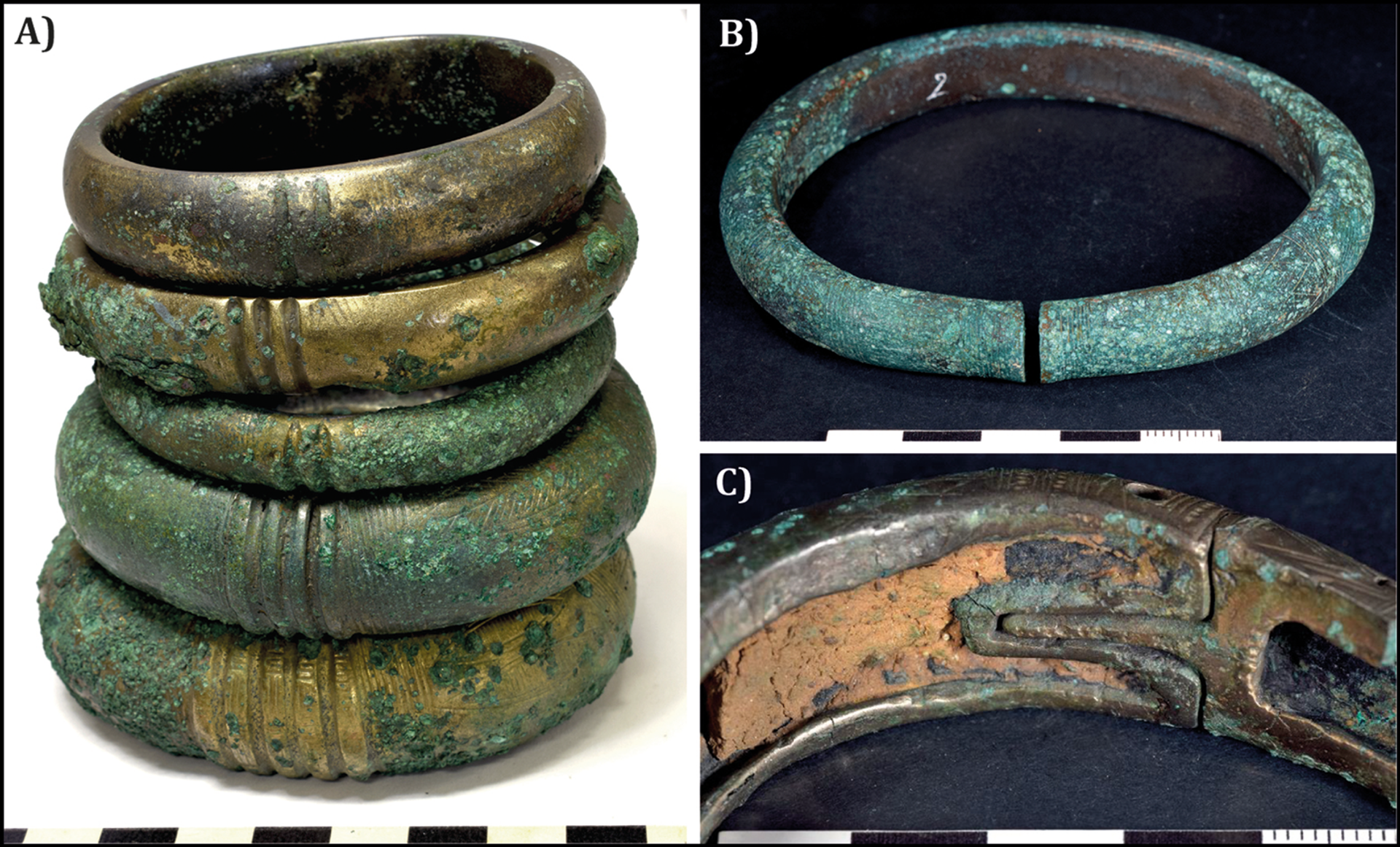 Três tesouros com 89 braceletes da Idade do Bronze desenterrados em sítio arqueológico na Bretanha francesa - Sputnik Brasil, 1920, 04.07.2023
