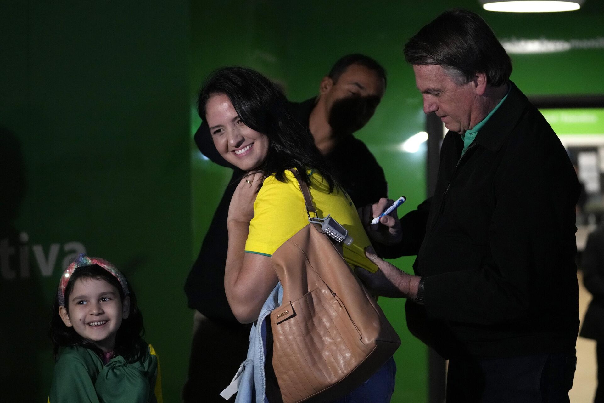 O ex-presidente Jair Bolsonaro autografa a camisa de um apoiador durante sua chegada ao aeroporto de Brasília, Brasil, sexta-feira, 30 de junho de 2023 - Sputnik Brasil, 1920, 04.07.2023