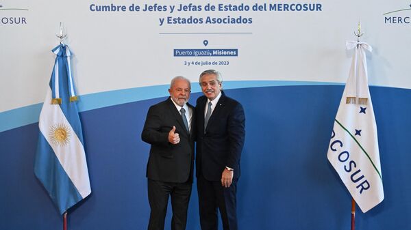 Presidente brasileiro, Luiz Inacio Lula da Silva, com seu homólogo argentino, Alberto Fernández, antes da cúpula do Mercosul em Puerto Iguazú, 4 de julho de 2023 - Sputnik Brasil