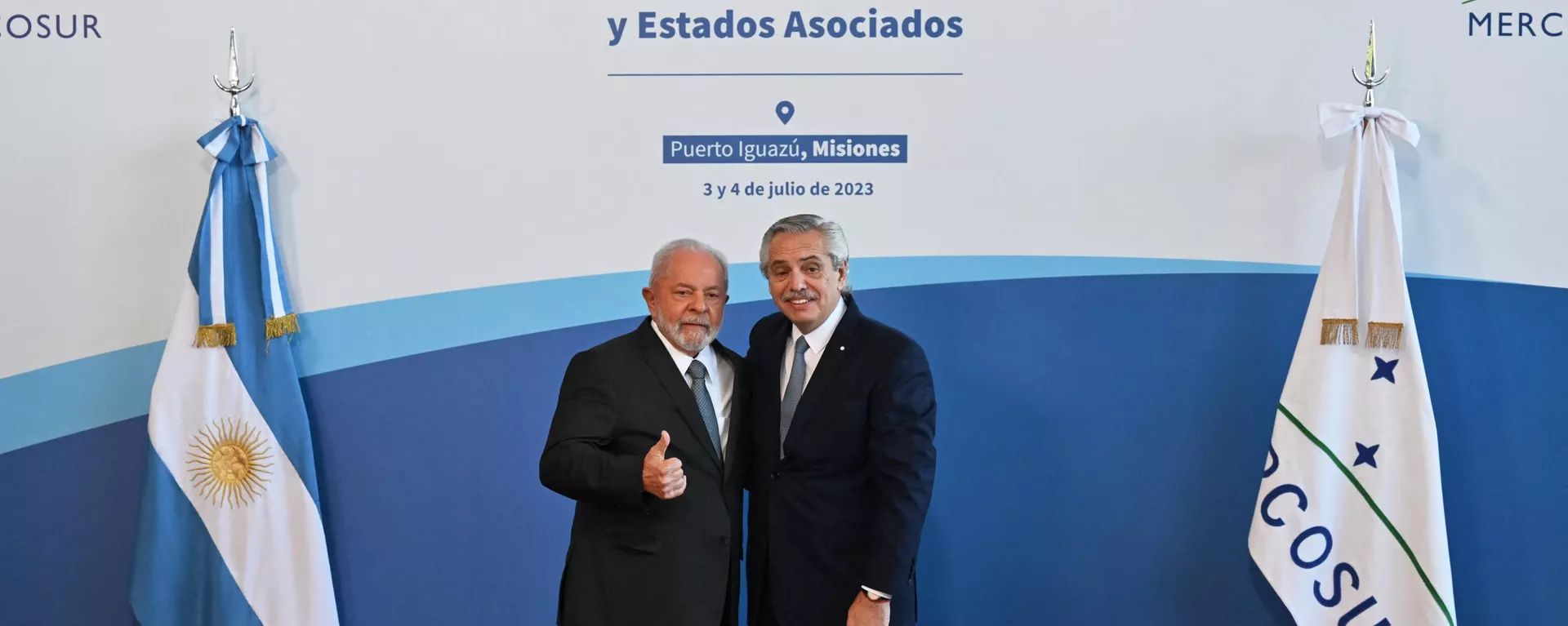 Presidente brasileiro, Luiz Inacio Lula da Silva, com seu homólogo argentino, Alberto Fernández, antes da cúpula do Mercosul em Puerto Iguazú, 4 de julho de 2023 - Sputnik Brasil, 1920, 04.07.2023