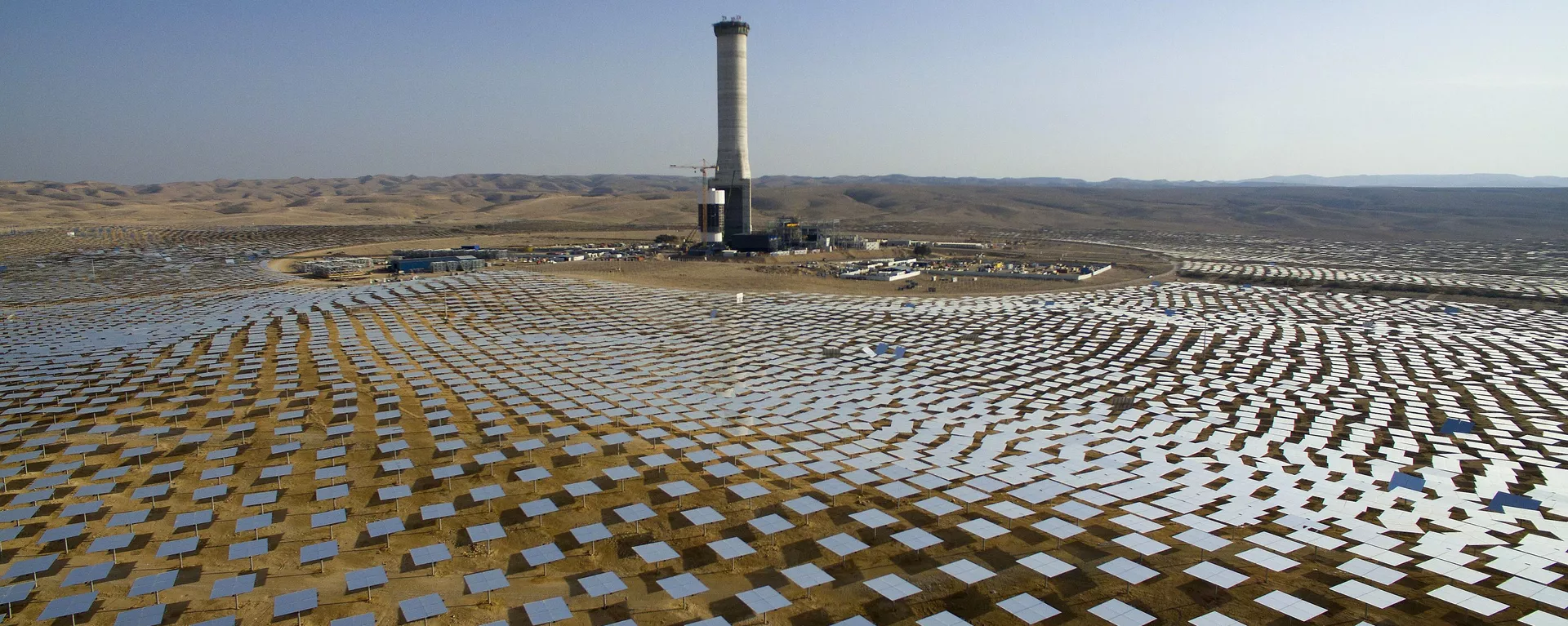 Nesta foto de 22 de dezembro de 2016, 50.000 espelhos, conhecidos como helióstatos, circundam a torre solar no deserto de Negev, perto de Ashelim, no sul de Israel - Sputnik Brasil, 1920, 04.07.2023