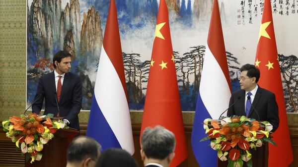 O vice-primeiro-ministro e ministro das Relações Exteriores da Holanda, Wopke Hoekstra, à esquerda, e seu colega chinês, Qin Gang, realizam uma coletiva de imprensa conjunta após seu encontro em Pequim, China, 23 de maio de 2023 - Sputnik Brasil
