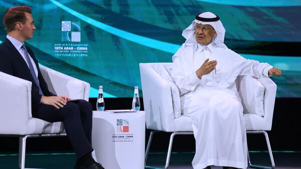 O ministro saudita da Energia, príncipe Abdulaziz bin Salman al-Saud, fala durante um painel de discussão na 10ª Conferência de Negócios Árabe-China em Riad, em 11 de junho de 2023 - Sputnik Brasil