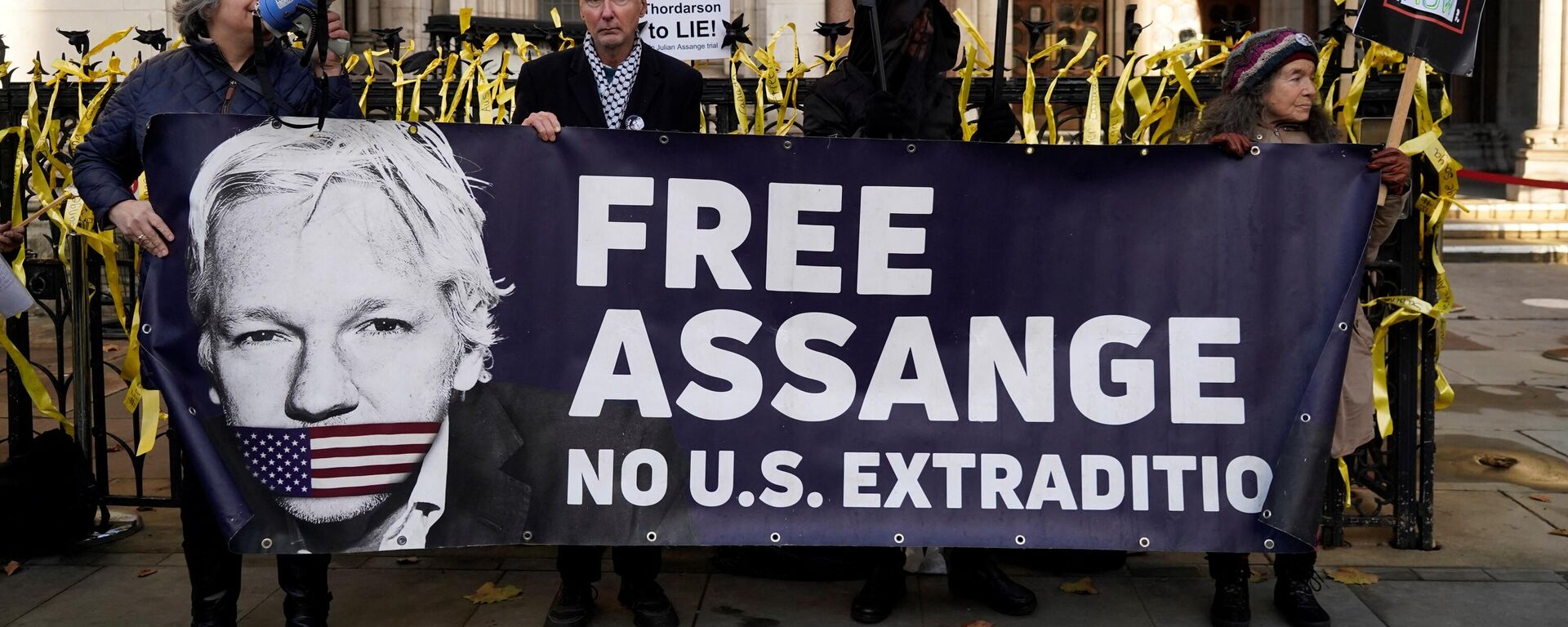 Apoiadores do fundador do WikiLeaks, Julian Assange, seguram cartazes do lado de fora da Corte Real de Justiça em Londres, em 10 de dezembro de 2021 - Sputnik Brasil, 1920, 13.09.2023
