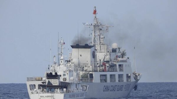 Navio da Guarda Costeira da China (à direita) supostamente obstrui navio Malabrigo, da Guarda Costeira das Filipinas, perto do atol Second Thomas Shoal, no mar do Sul da China, 30 de junho de 2023 - Sputnik Brasil