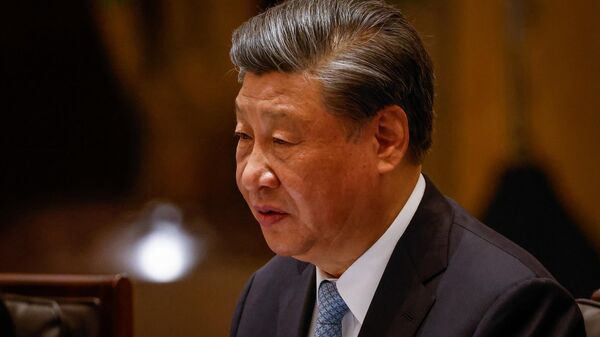 O presidente chinês, Xi Jinping, ouve o presidente do Uzbequistão, Shavkat Mirziyoyev, durante uma reunião bilateral à margem da Cúpula China-Ásia Central em Xian, província de Shaanxi, em 18 de maio de 2023 - Sputnik Brasil